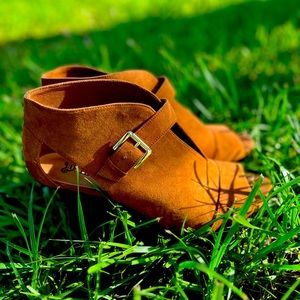 Women’s heels! Sexy! Definitely a statement!